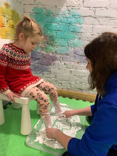 Хаб відвідують 50 дітей, які займаються з фахівцями з сенсорної інтеграції, АВА-терапевтами (поведінкова терапія), відвідують заняття з логопедом, нейропсихологом, класи з арттерапії, музичної терапії та підготовки до школи (фото надані центром)