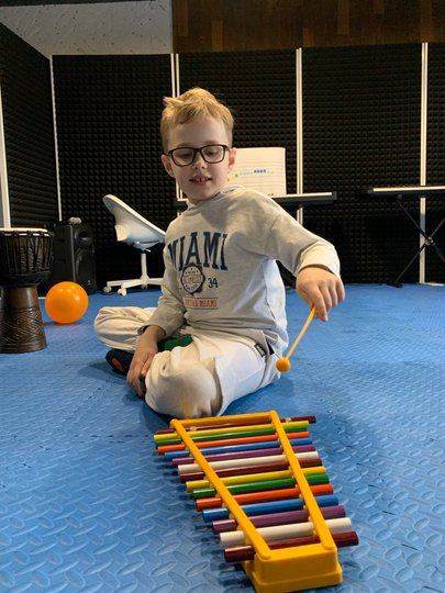 Хаб відвідують 50 дітей, які займаються з фахівцями з сенсорної інтеграції, АВА-терапевтами (поведінкова терапія), відвідують заняття з логопедом, нейропсихологом, класи з арттерапії, музичної терапії та підготовки до школи (фото надані центром)