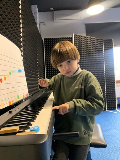 Хаб відвідують 50 дітей, які займаються з фахівцями з сенсорної інтеграції, АВА-терапевтами (поведінкова терапія), відвідують заняття з логопедом, нейропсихологом, класи з арттерапії, музичної терапії та підготовки до школи (фото надані центром)