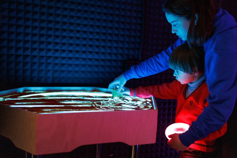 У темній кімнаті усі когнітивні навички розвиваються через тіло (фото надані центром)