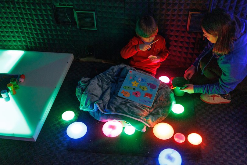 У темній кімнаті усі когнітивні навички розвиваються через тіло (фото надані центром)