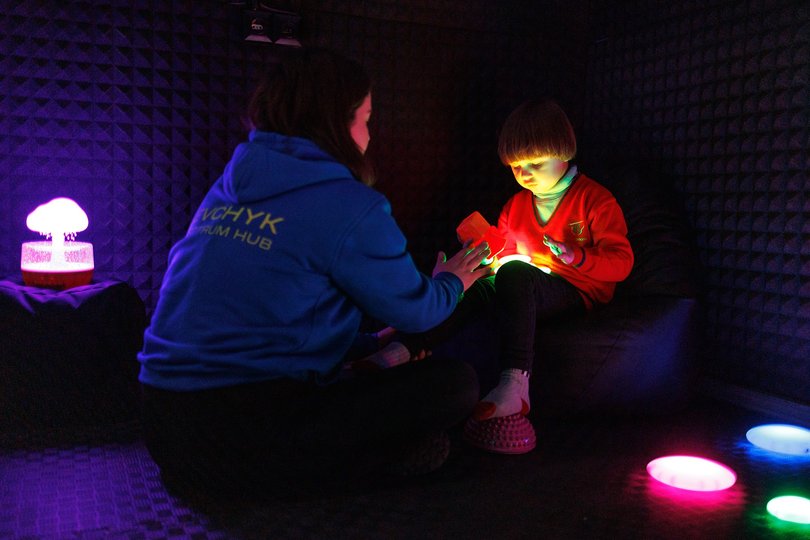 У темній кімнаті усі когнітивні навички розвиваються через тіло (фото надані центром)