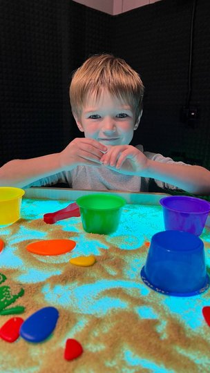 У темній кімнаті усі когнітивні навички розвиваються через тіло (фото надані центром)