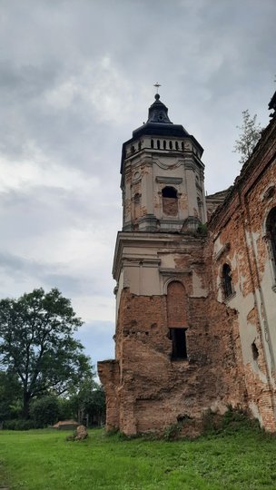 Вцілілі вежі костелу (фото ZAXID.NET)