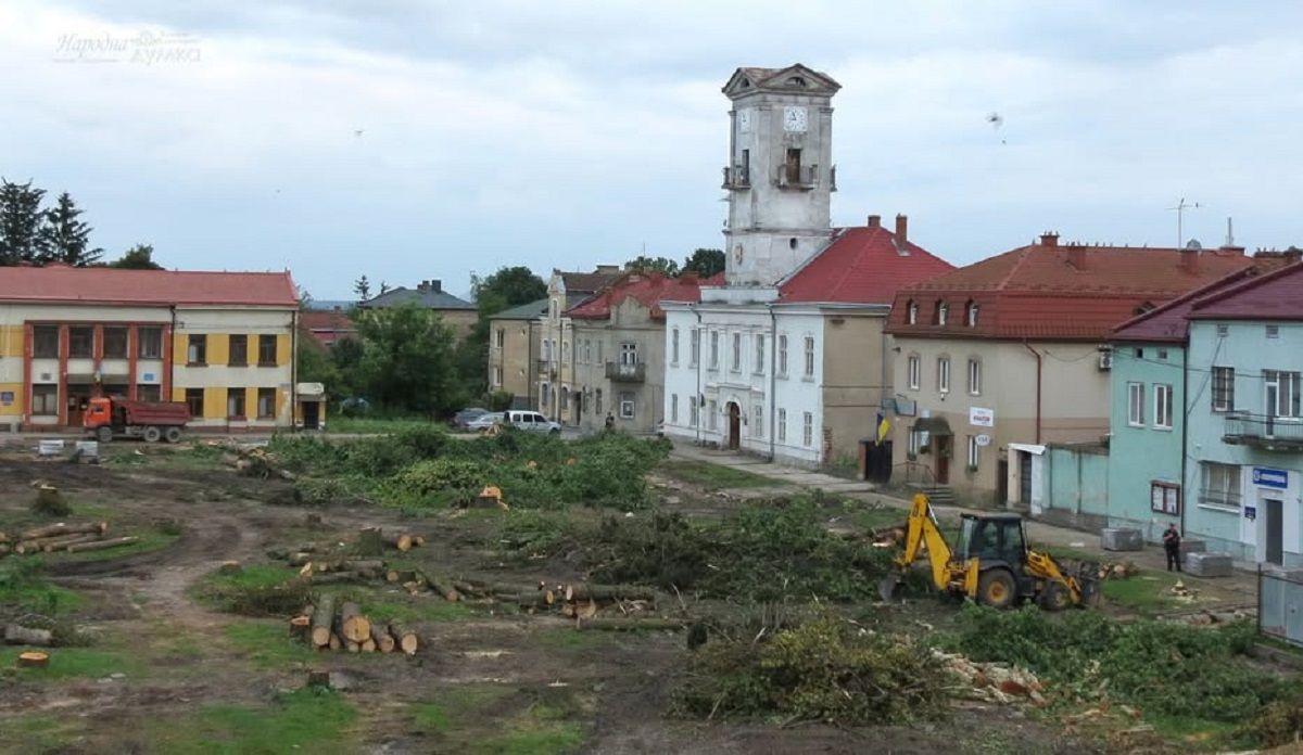 У центрі Городка вирізали увесь сквер задля реконструкції площі за 600 тис. євро