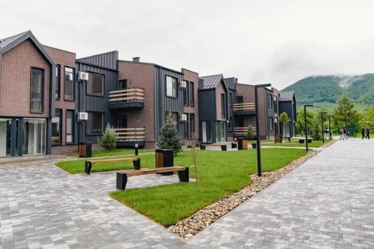 Наразі працівники заводу живуть у ЖК «Добрі сусіди». Фото hmarochos