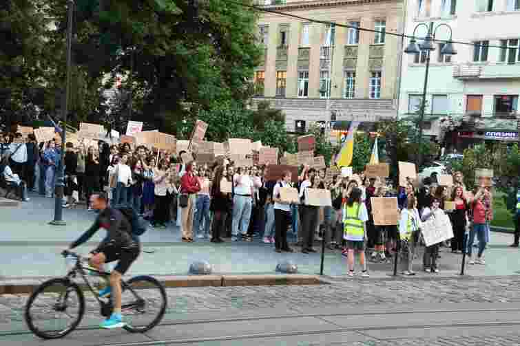 Перед голосуванням у Верховній Раді закону про НАБУ і САП сотні львів'ян знову вийшли на мітинг