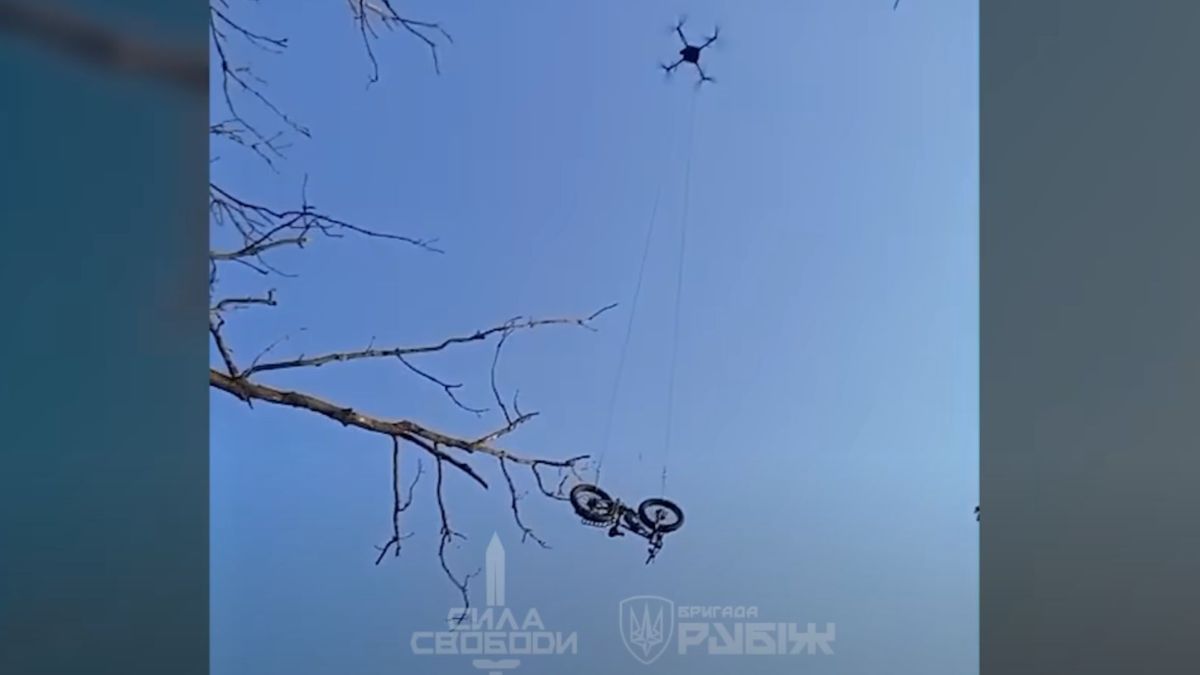 Нацгвардійці для порятунку бійця в оточенні доставили йому електровелосипед дроном