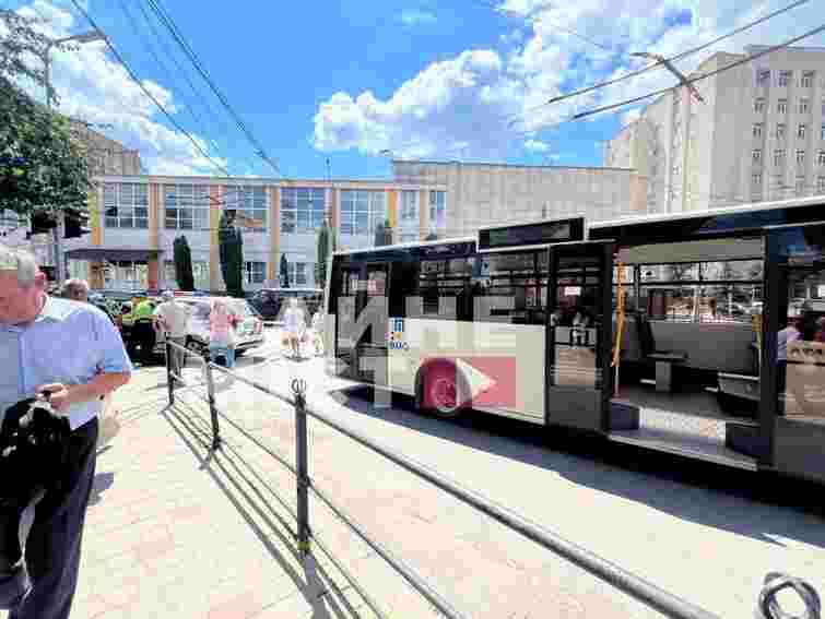 У центрі Тернополя на пішохідному переході автобус збив жінку