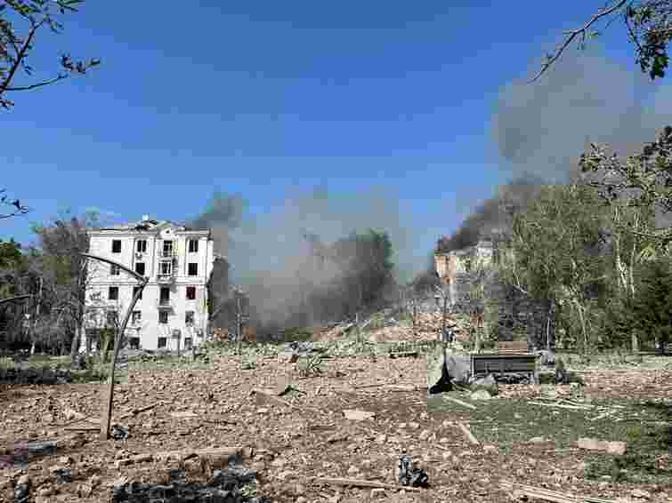 Росіяни вдарили авіабомбою по багатоповерхівці у центрі Краматорська, одна людина загинула