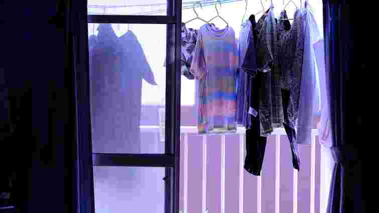 Ризикуєте зіпсувати речі: чи можна влітку сушити одяг на балконі 