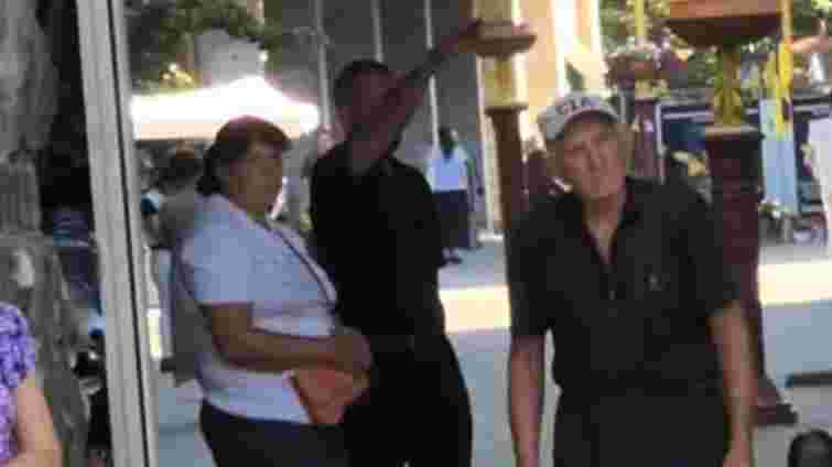 Під час хвилини мовчання у Франківську перехожий демонстрував нацистський жест