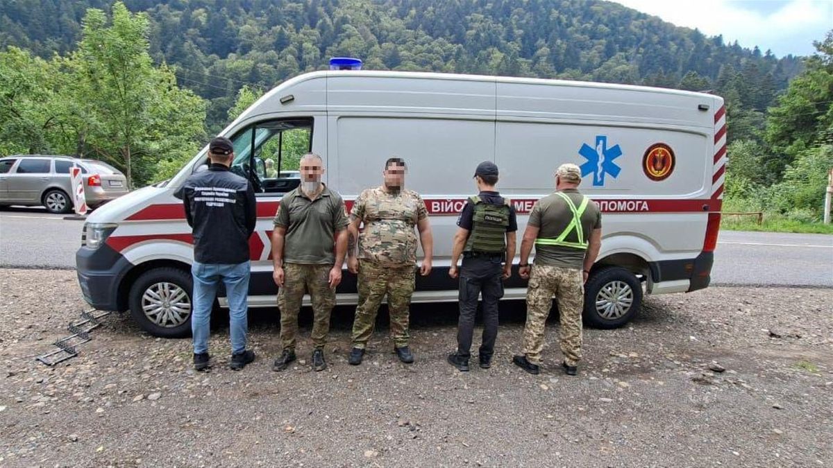 На Закарпатті затримали киянина, який віз на «швидкій» ухилянта з Дніпра