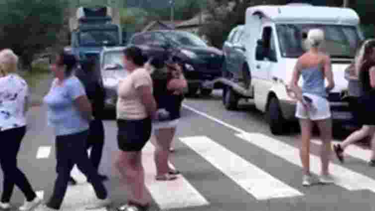 На Закарпатті мешканці села перекрили дорогу через закриття школи