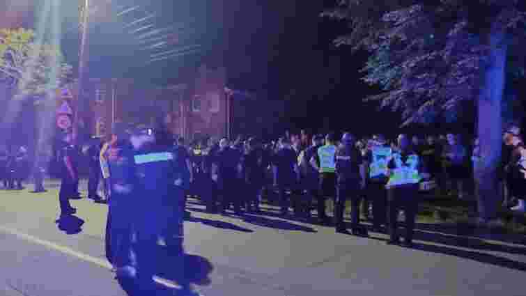 У Вінниці близько сотні людей вимагали звільнити чоловіків, яких ТЦК нібито утримує на стадіоні 