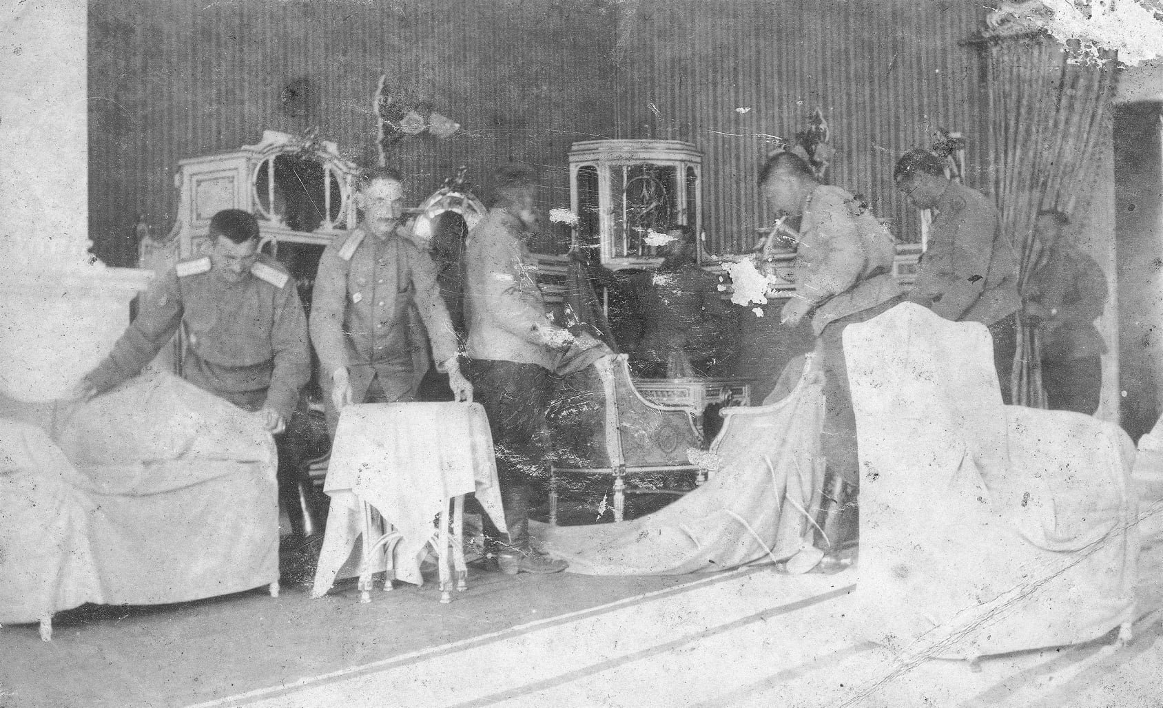 Російські військові у палаці у Першу світову війну (фото з Мандрівок старим кордоном)