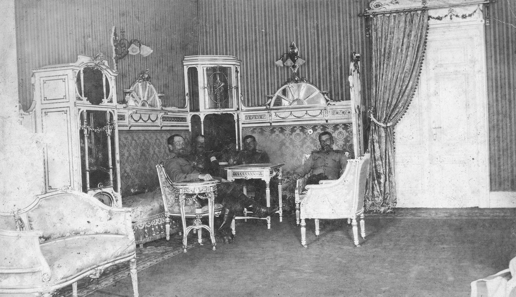 Російські військові у палаці у Першу світову війну (фото з Мандрівок старим кордоном)