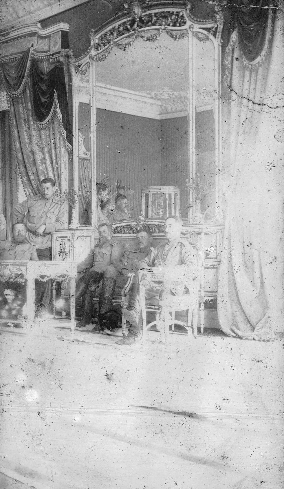 Російські військові у палаці у Першу світову війну (фото з Мандрівок старим кордоном)