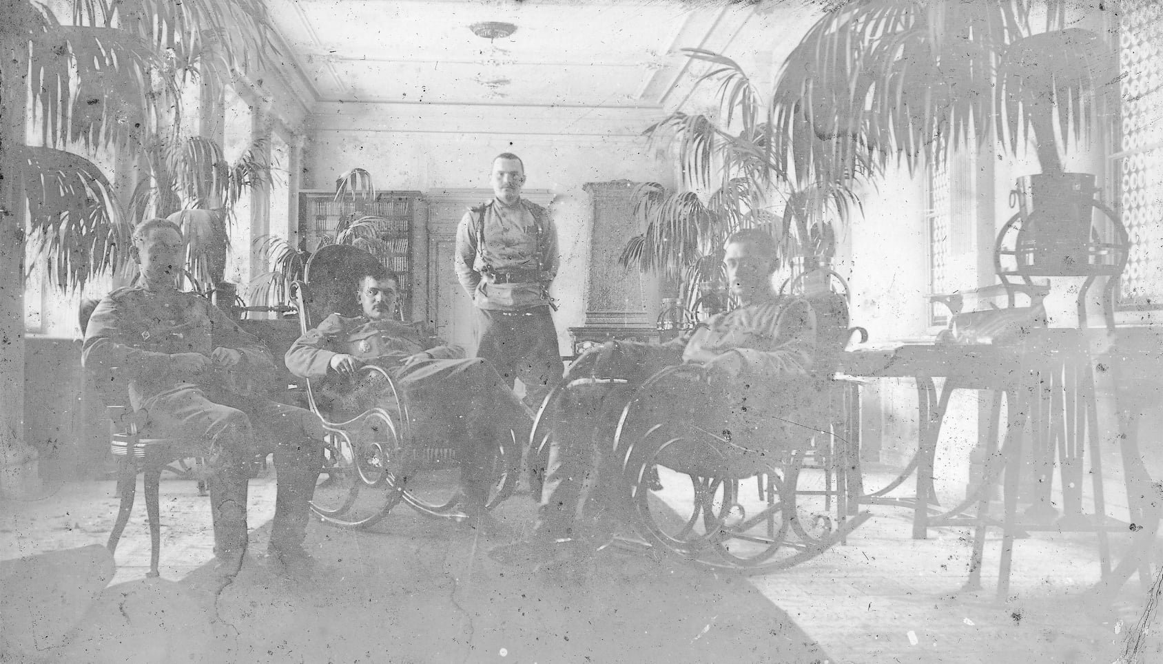 Російські військові у палаці у Першу світову війну (фото з Мандрівок старим кордоном)