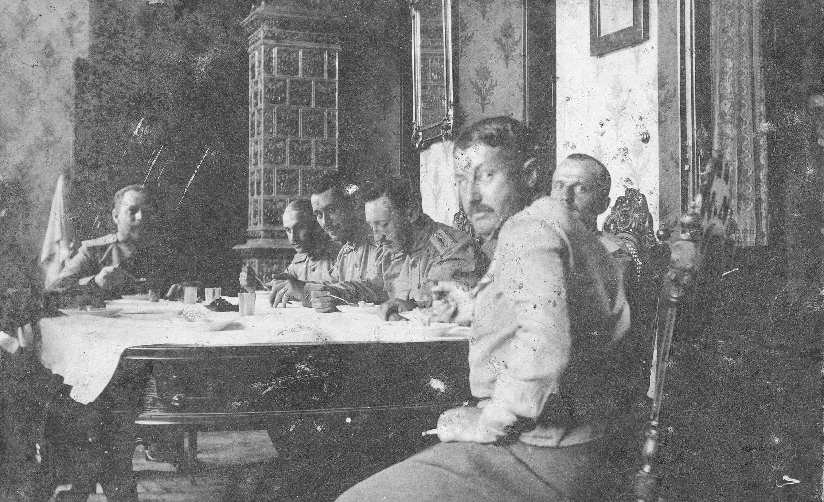 Російські військові у палаці у Першу світову війну (фото з Мандрівок старим кордоном)