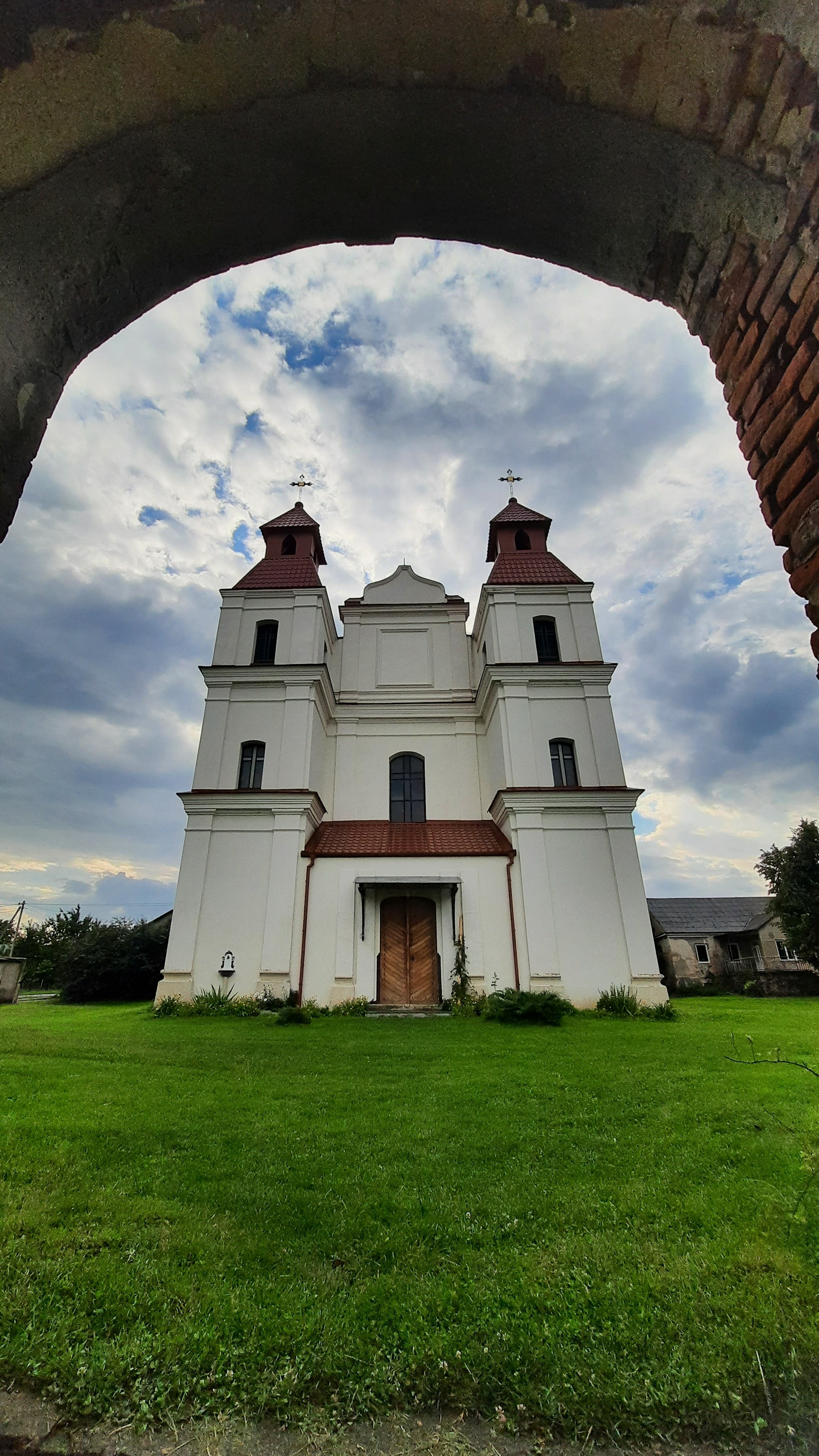 Фасад костелу у Тартакові (фото ZAXID.NET)