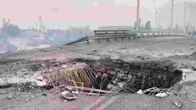 Росіяни вдруге вдарили по автомобільному мосту в Херсоні