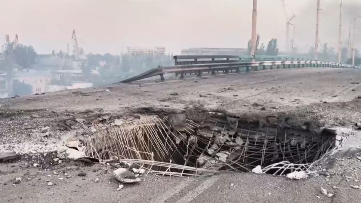 Росіяни вдруге вдарили по автомобільному мосту в Херсоні
