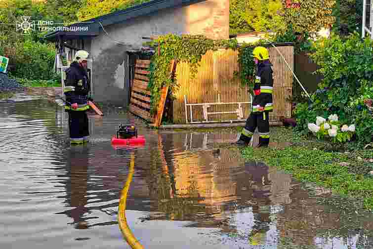 У Тернополі після сильної зливи затопило будинки й автомобілі
