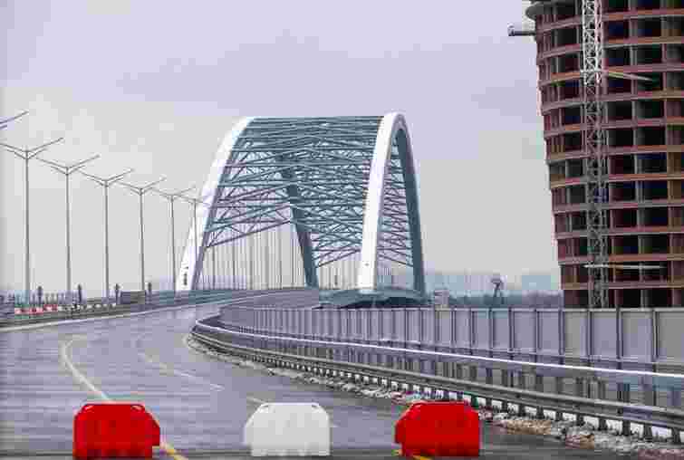 Прокуратура вимагає відсудити в підрядника будівництва Подільського мосту 2 млрд грн 