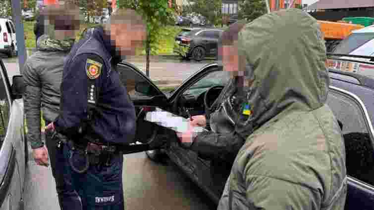 Капітана поліції з Рівненщини оштрафували за вимагання хабарів у чоловіків у розшуку