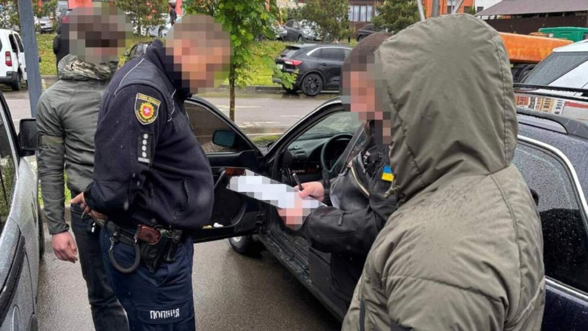 Капітана поліції з Рівненщини оштрафували за вимагання хабарів у чоловіків у розшуку