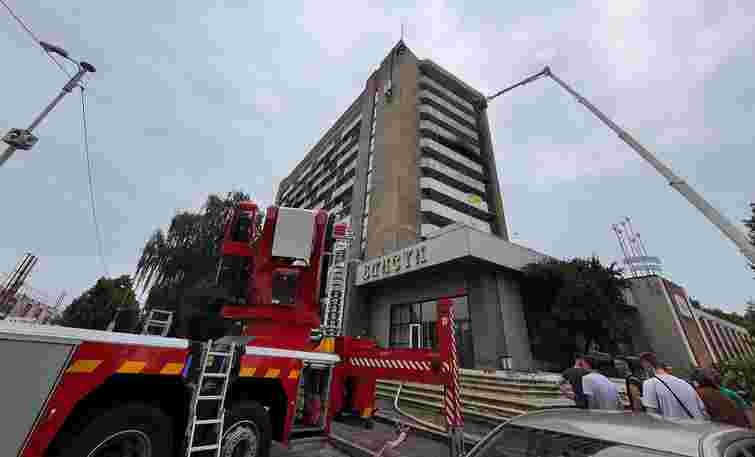 У Львові спалахнула пожежа в колишньому готелі Міноборони