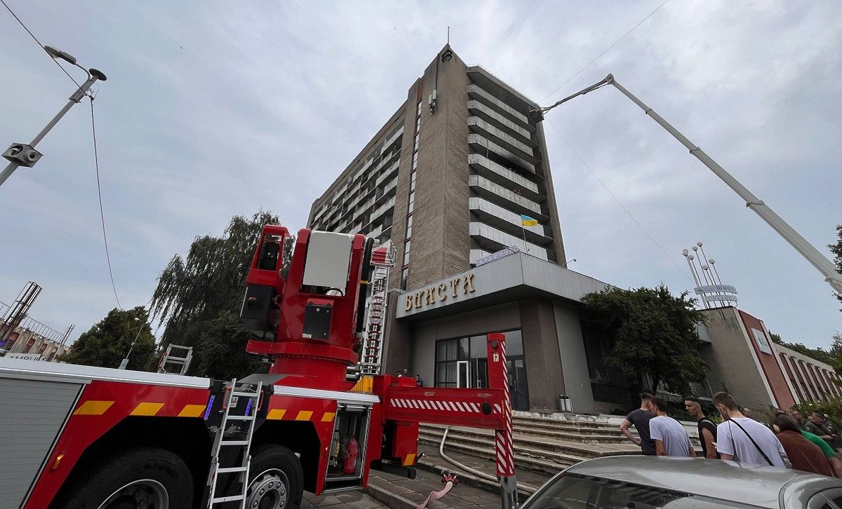 У Львові спалахнула пожежа в колишньому готелі Міноборони