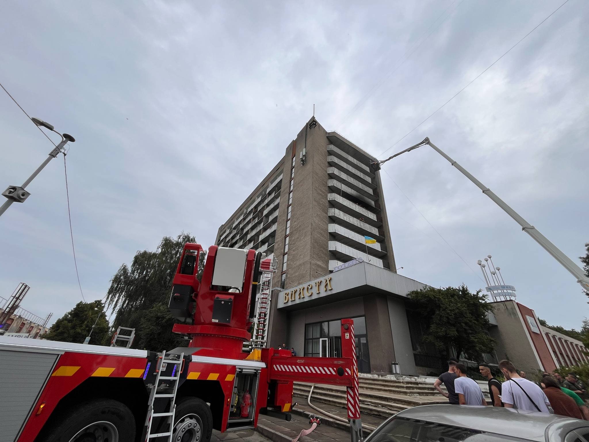 Рятувальники гасять пожежу в готелі (фото Ярослави Прадід)