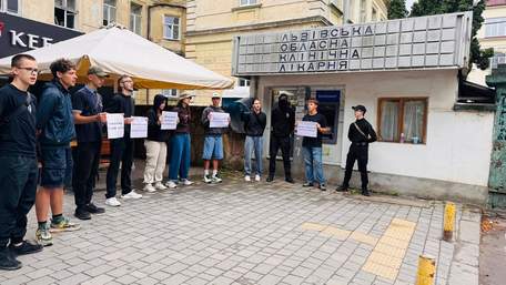 У Львові пікетували обласну лікарню з вимогою звільнити лікаря через зневагу до ветерана