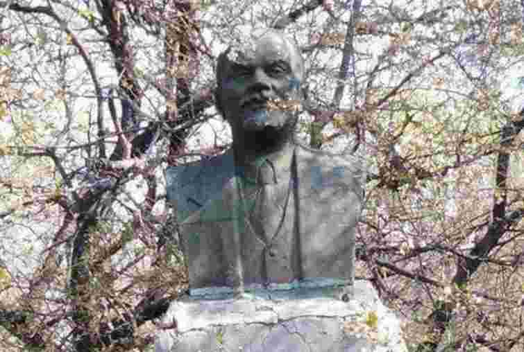 На Хмельниччині демонтували останній в Україні пам'ятник Леніну