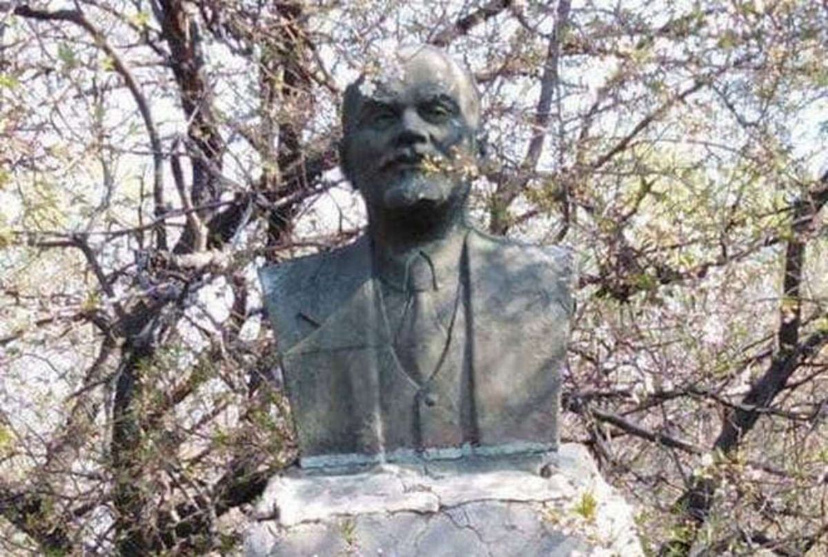 На Хмельниччині демонтували останній в Україні пам'ятник Леніну