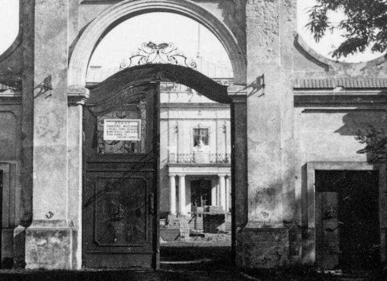 Брама палацу (фото з Мандрівки старим кордоном)