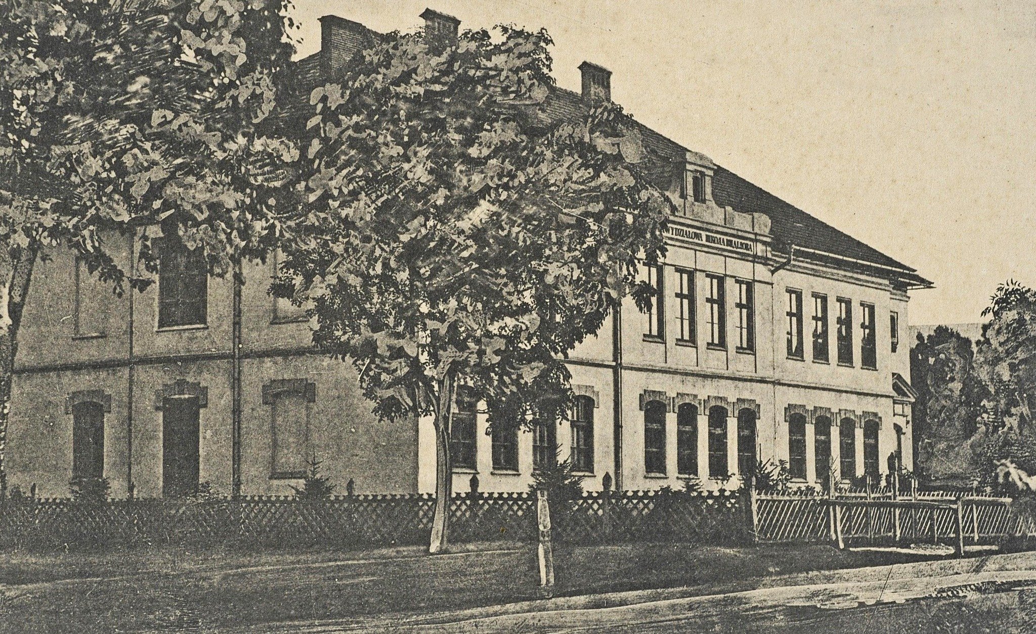 Школа, а тепер лікарня (фото з Мандрівки старим кордоном)