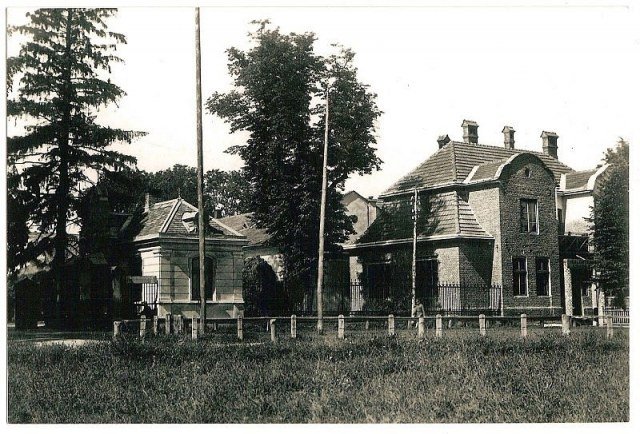 Будівлі заднього двору палацу у Радехові