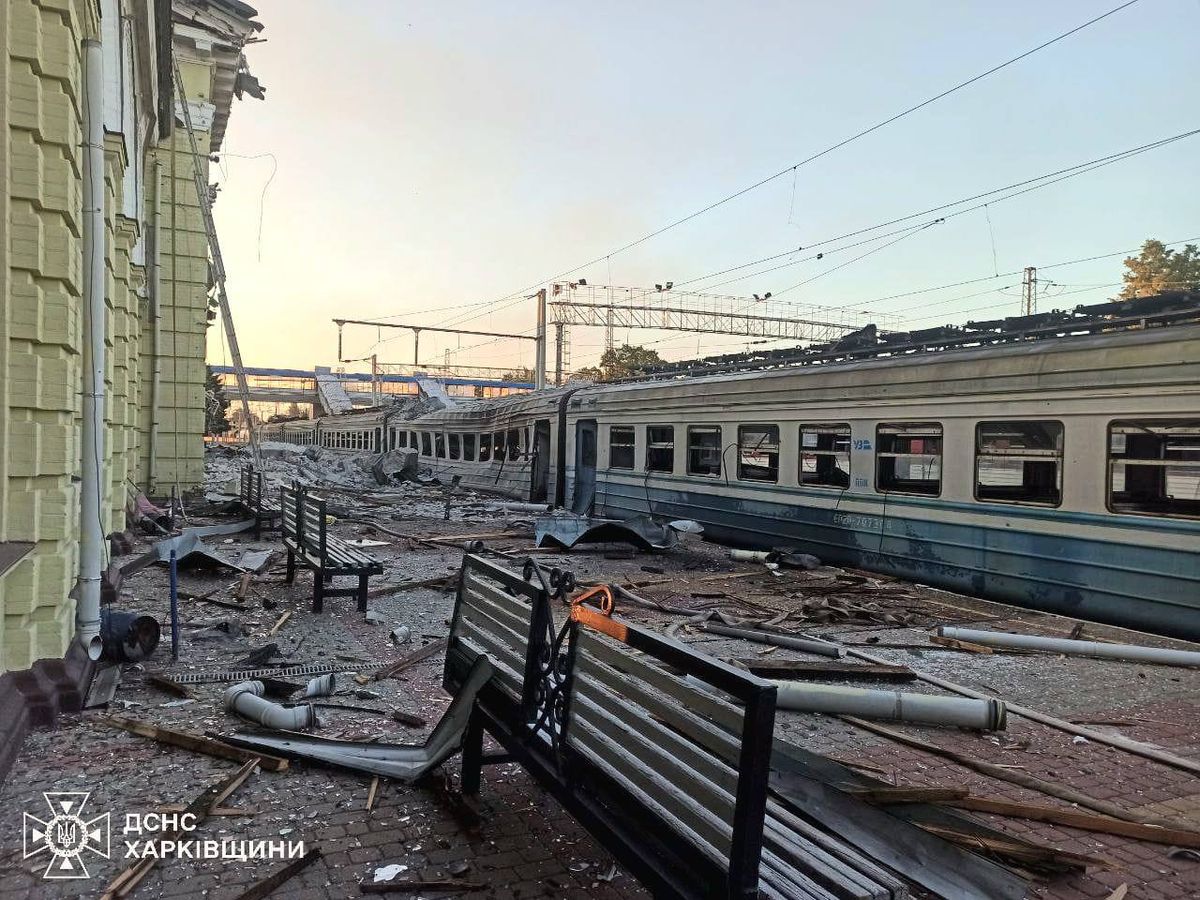 Росіяни завдали масованого удару по залізничному вокзалу в Лозовій