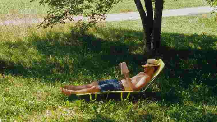 Заснути в спеку буває важко: 10 корисних порад, які справді допоможуть 