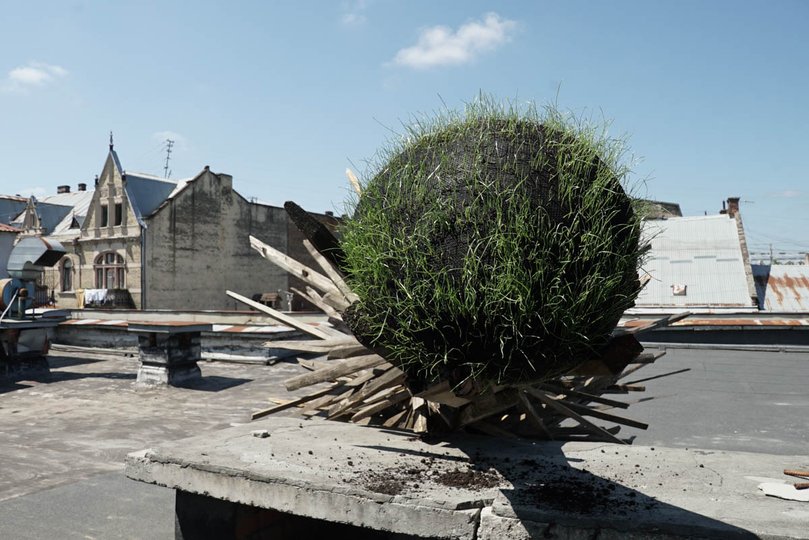 Найнесподіванішу локацію обрав Влодко Кауфман: його інсталяція розмістилась на даху будівлі