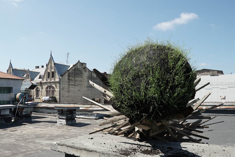 Найнесподіванішу локацію обрав Влодко Кауфман: його інсталяція розмістилась на даху будівлі