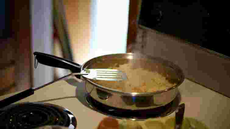 Відчистити алюмінієву сковороду від нагару можна домашніми засобами: два способи