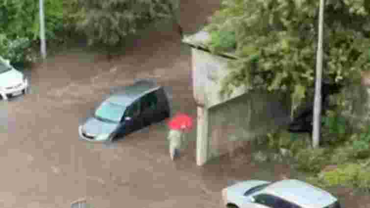 У Києві через сильну бурю затопило вулиці в кількох районах