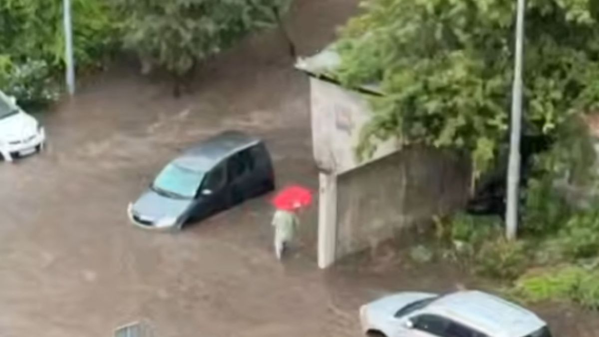 У Києві через сильну бурю затопило вулиці в кількох районах