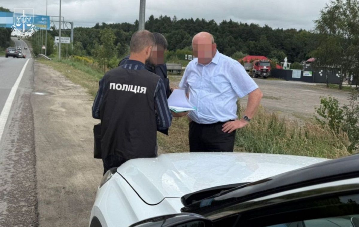Голову та депутата селищної ради на Прикарпатті затримали за земельну махінацію