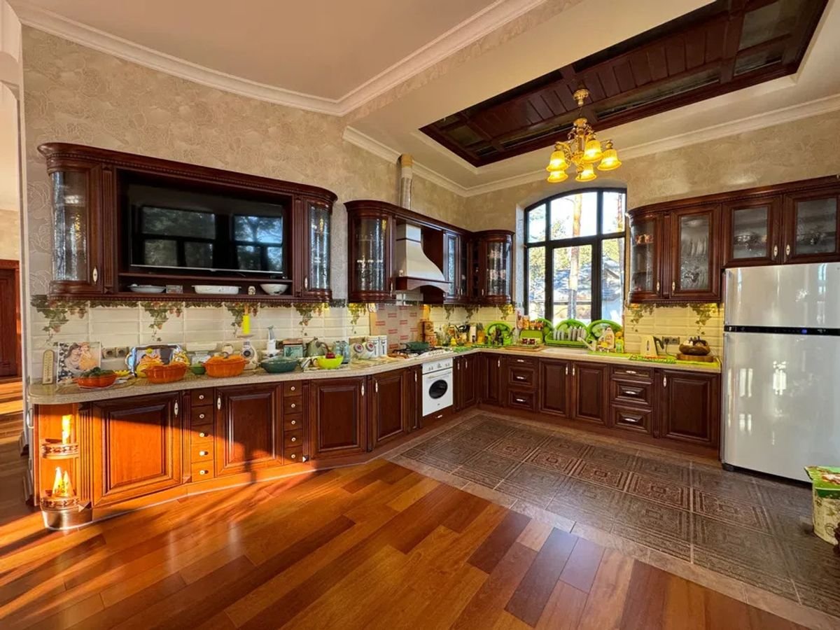 Інтер’єр будинку, власником якого став Іван Пендлишак (фото з оголошень про продаж)