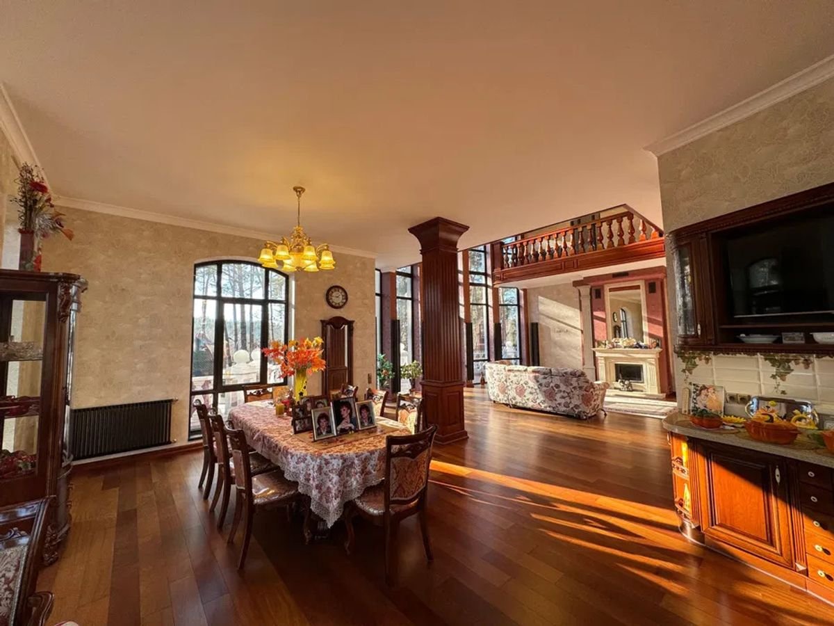 Інтер’єр будинку, власником якого став Іван Пендлишак (фото з оголошень про продаж)